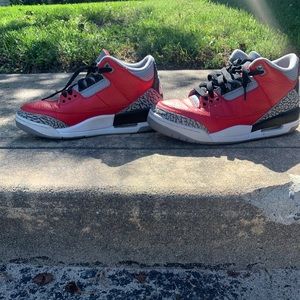 SE United Red Jordan 3's